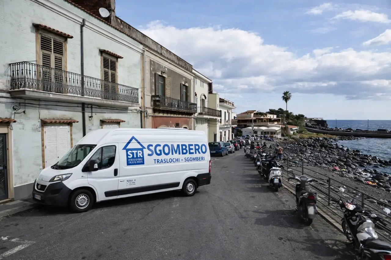 Furgone STR Sgomberi lungo la costa catanese