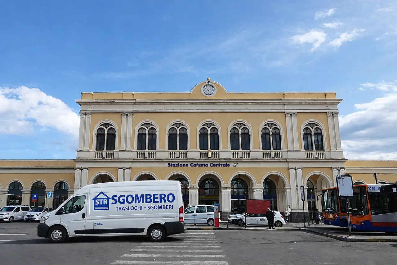 Furgone STR Sgomberi davanti alla stazione di Catania