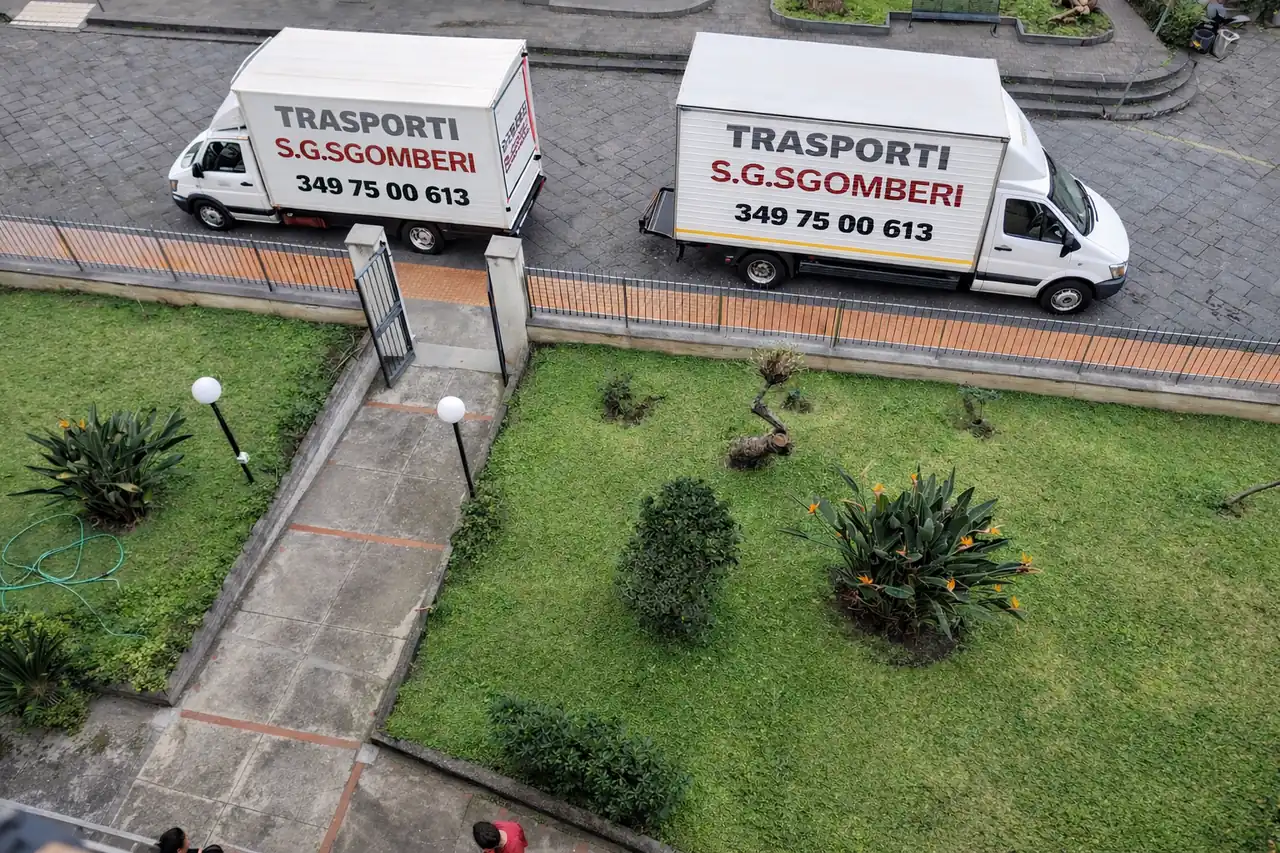 Due furgoni STR Sgomberi utilizzati per il trasporto degli arredi
